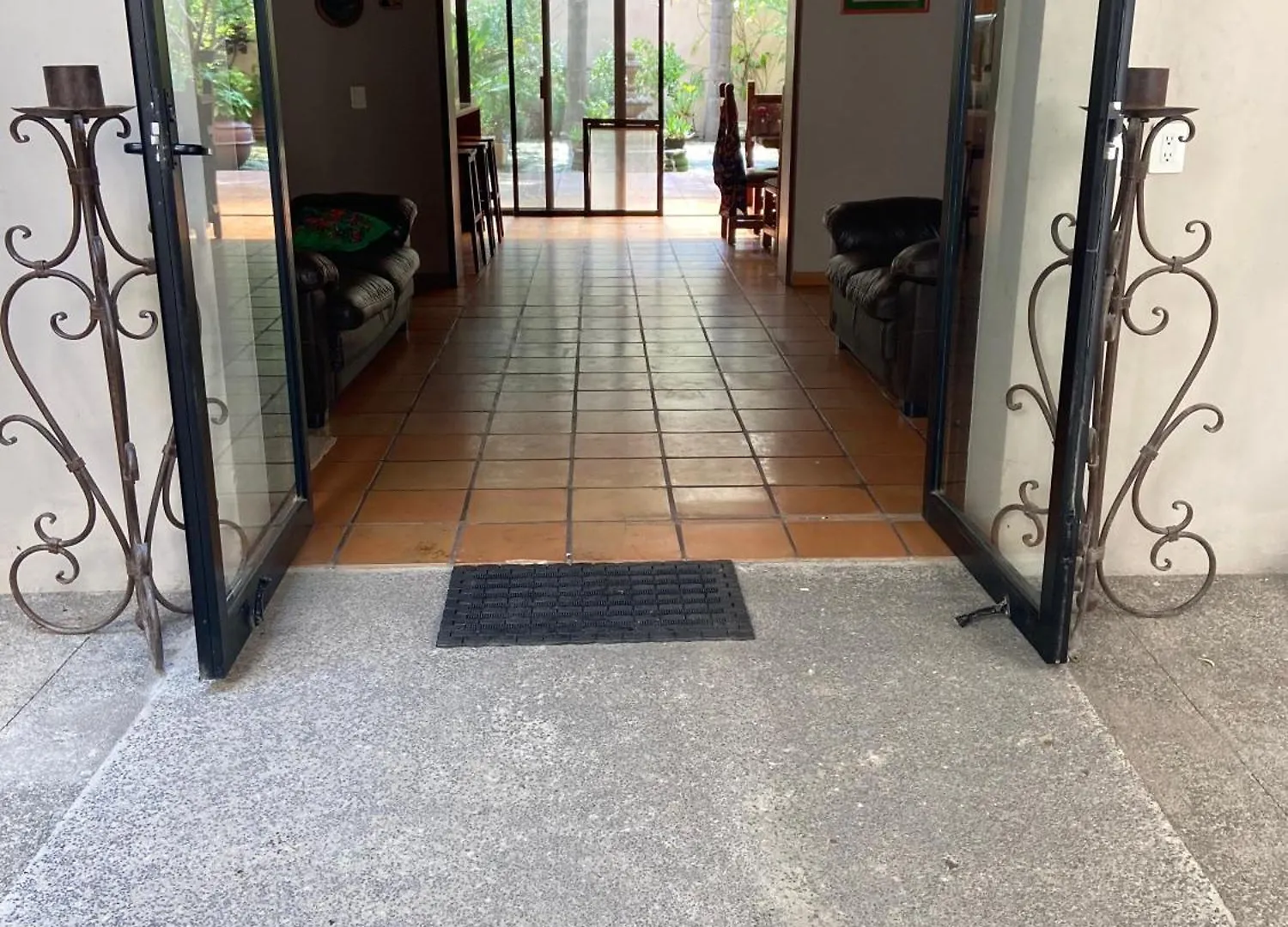 Дом отдыха Urban Hacienda Downtown, Tranquil, Spacious, Jacuzzi Гвадалахара