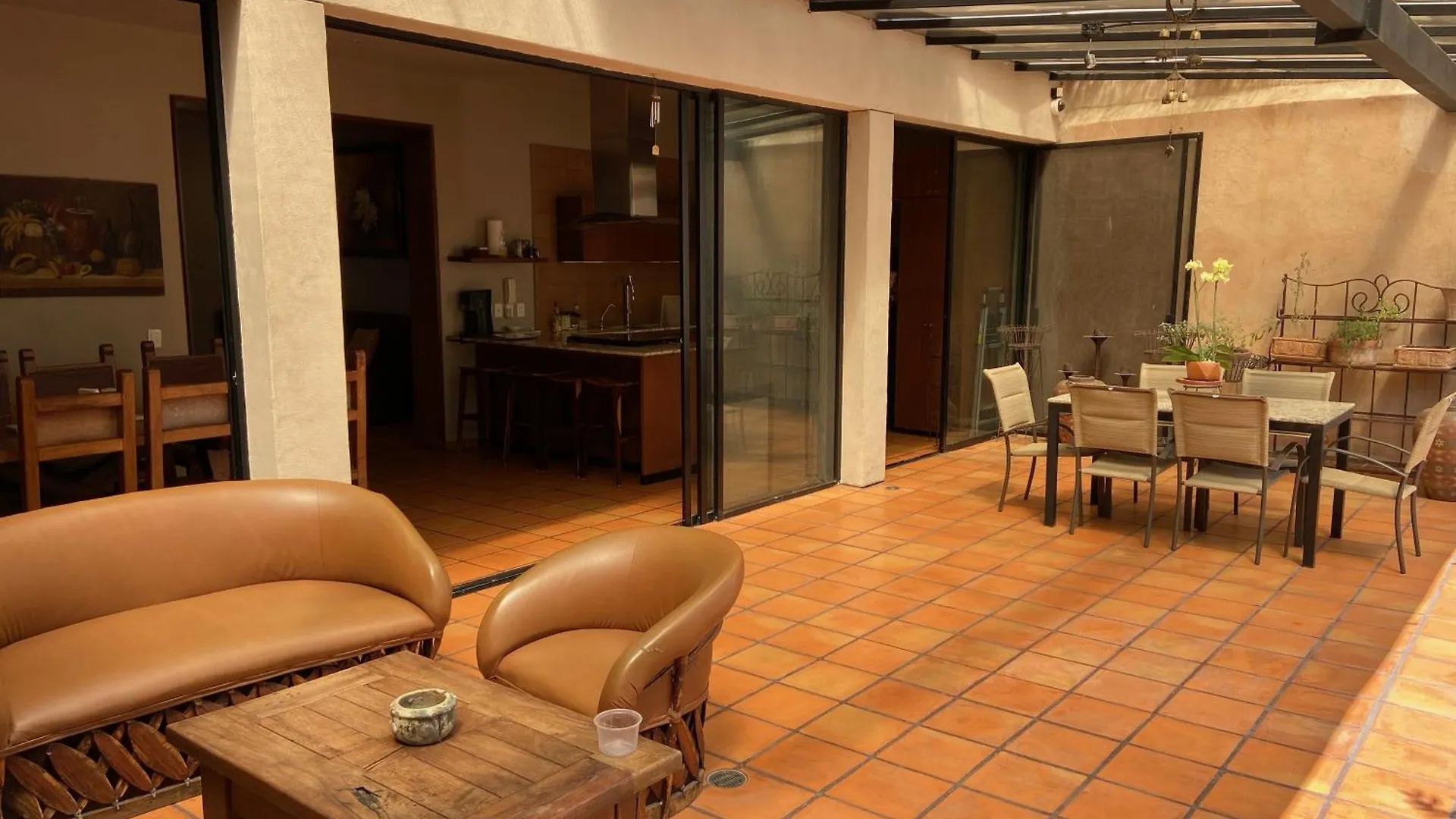 Дом отдыха Urban Hacienda Downtown, Tranquil, Spacious, Jacuzzi Гвадалахара