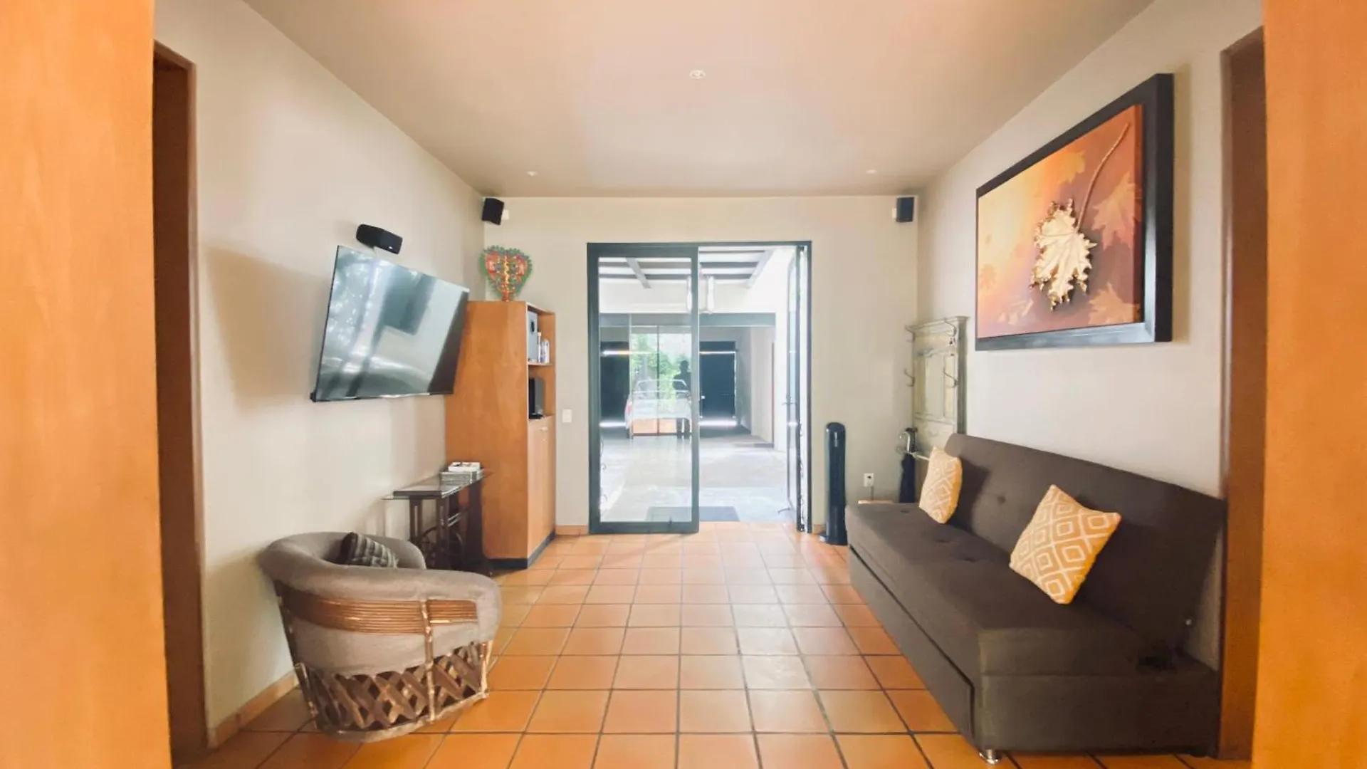 Дом отдыха Urban Hacienda Downtown, Tranquil, Spacious, Jacuzzi Гвадалахара Мексика