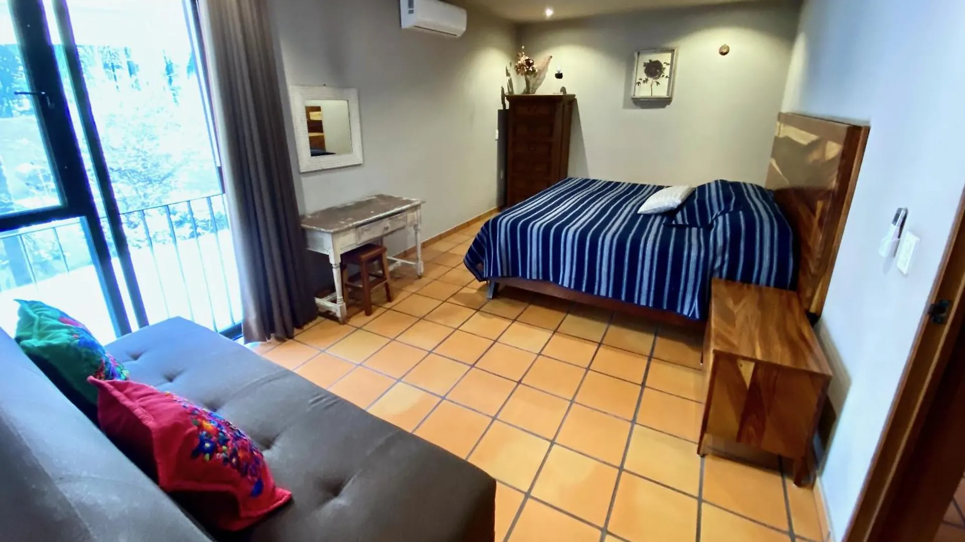 Дом отдыха Urban Hacienda Downtown, Tranquil, Spacious, Jacuzzi Гвадалахара