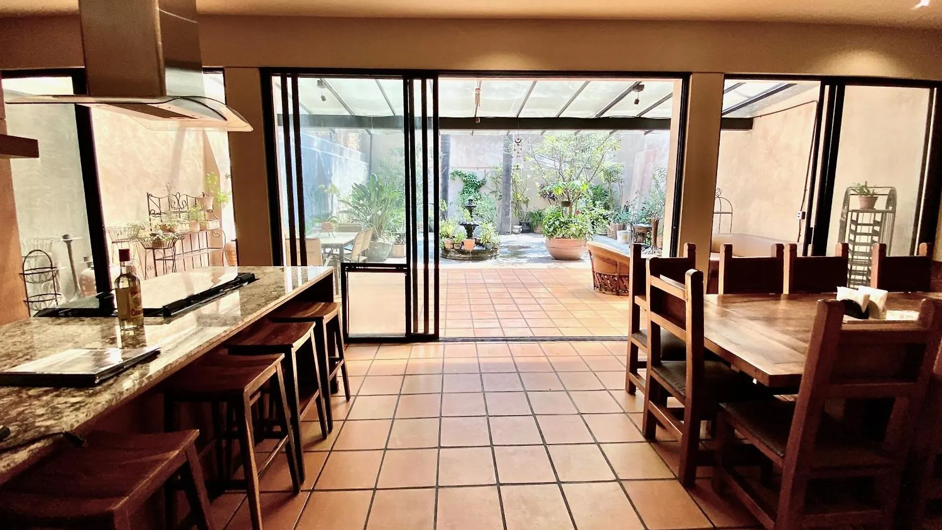 Дом отдыха Urban Hacienda Downtown, Tranquil, Spacious, Jacuzzi Гвадалахара