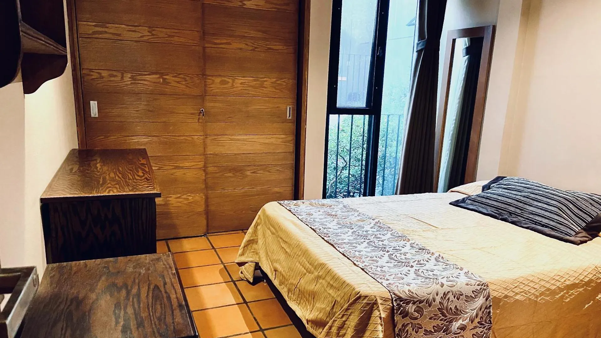 Urban Hacienda Downtown, Tranquil, Spacious, Jacuzzi Гвадалахара Дом отдыха